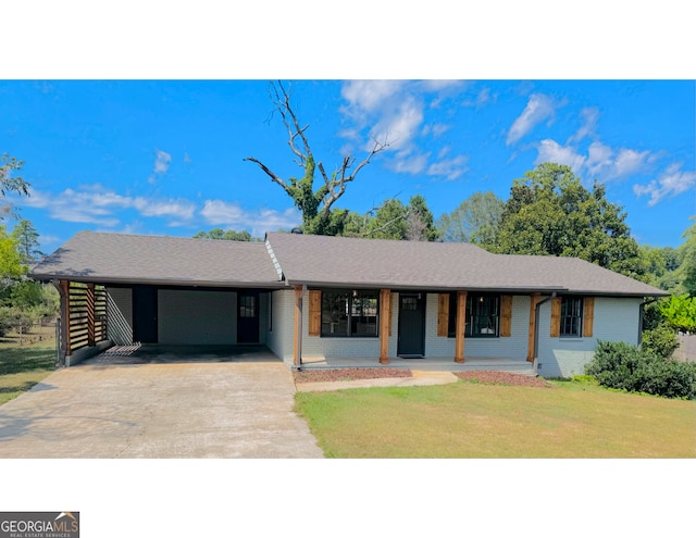 single story home featuring a carport and a front lawn