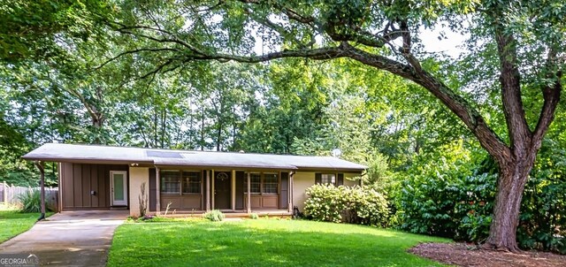 ranch-style house featuring a porch and a front yard