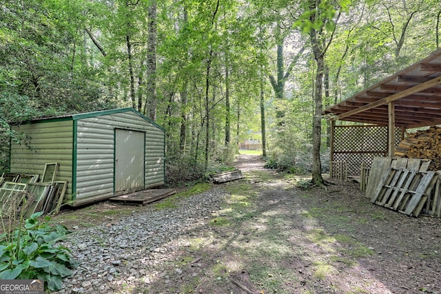 view of yard with a storage unit