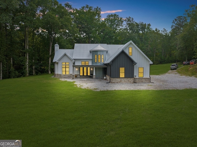 view of front facade with a lawn