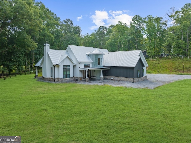 view of front of home featuring a front lawn