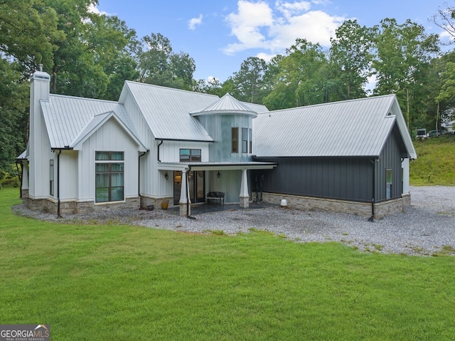 view of front facade with a front yard