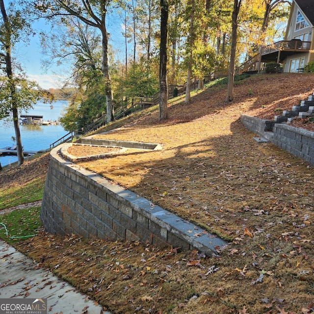 view of yard featuring a water view