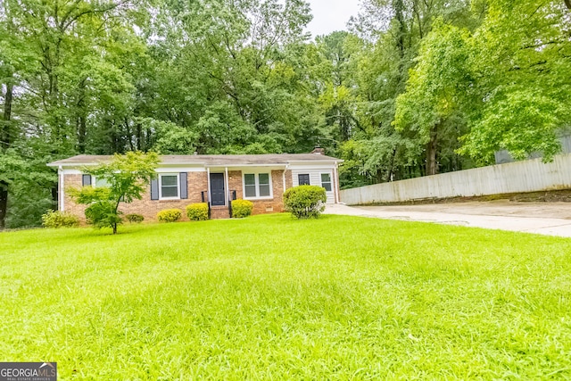 view of front of home featuring a front lawn