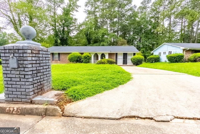 single story home featuring a front yard