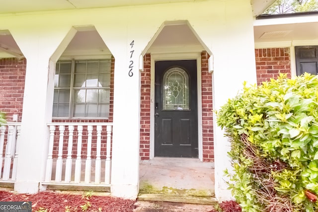 entrance to property featuring a porch