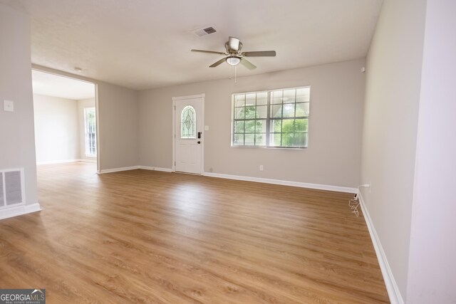 empty room featuring light hardwood / wood-style floors and ceiling fan