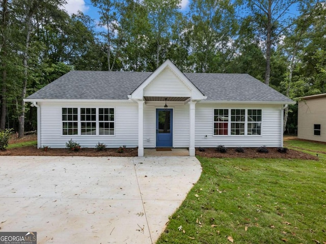 single story home with a front yard