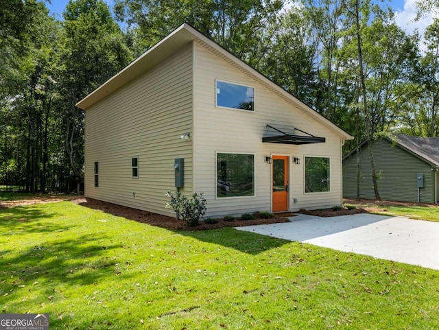 view of front of home featuring a front yard