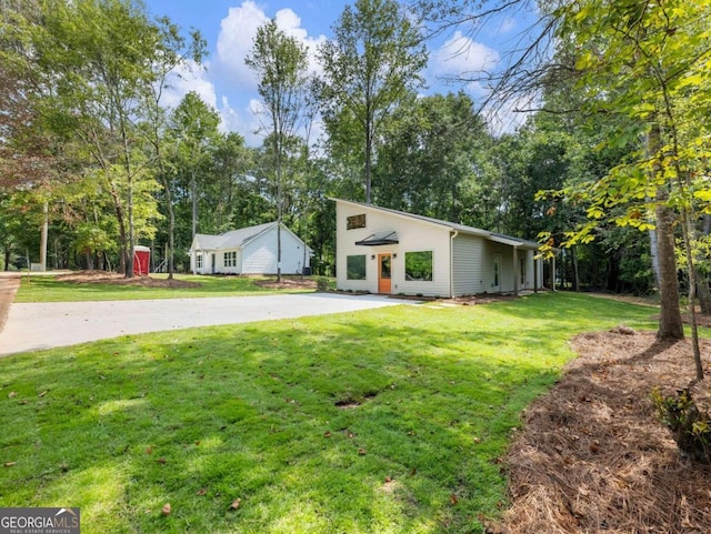 view of front of home featuring a front yard