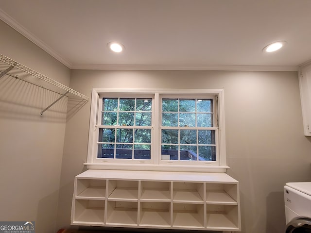 walk in closet with washer / dryer