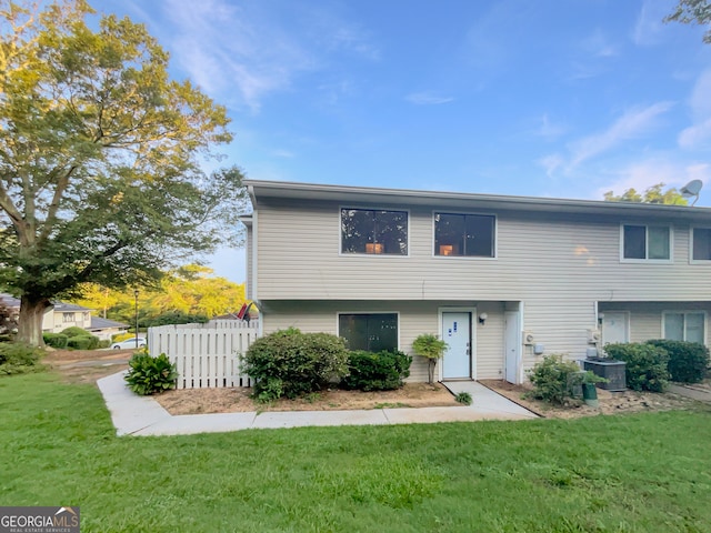 view of front of house featuring a front yard