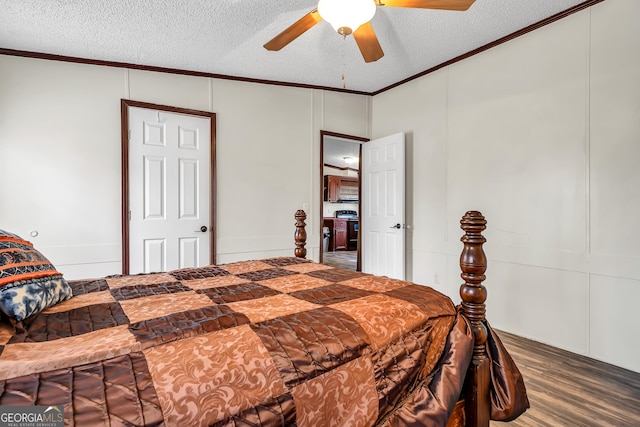 bedroom with hardwood / wood-style flooring, a textured ceiling, ceiling fan, and ornamental molding