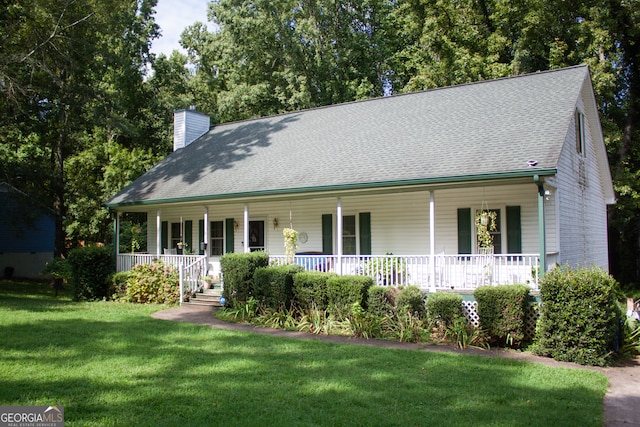 view of front of property featuring a front lawn and covered porch