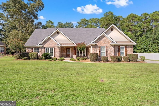 craftsman house featuring a front lawn