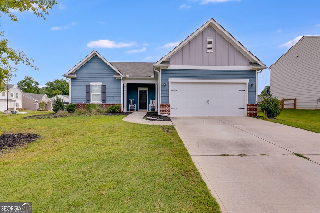 view of front of house with a garage and a front yard