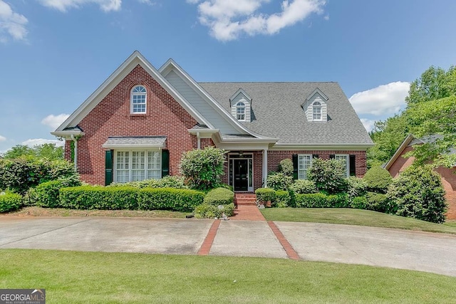 view of front of property with a front lawn