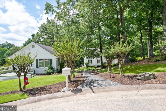 view of front of house featuring a front lawn