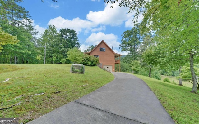 view of front of property featuring a front lawn