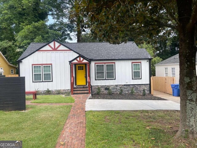 view of front facade with a front lawn