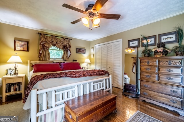 bedroom featuring hardwood / wood-style floors, ornamental molding, a closet, and ceiling fan