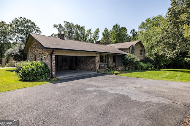 view of front of property featuring a carport and a front yard