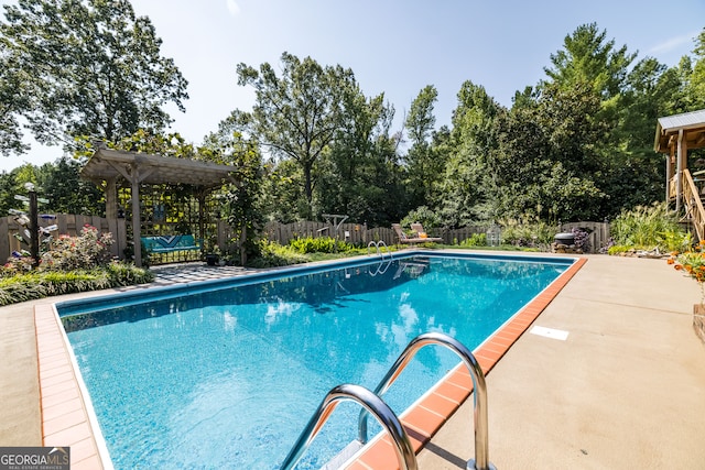 view of swimming pool