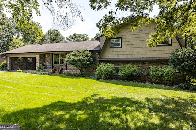 tri-level home featuring a front lawn