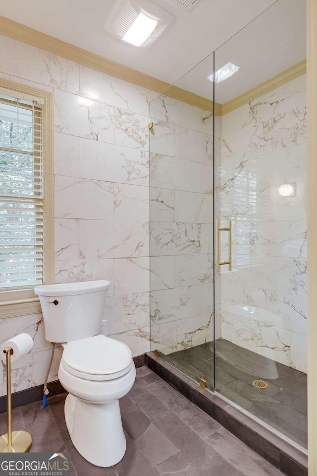 bathroom with tiled shower, ornamental molding, and toilet