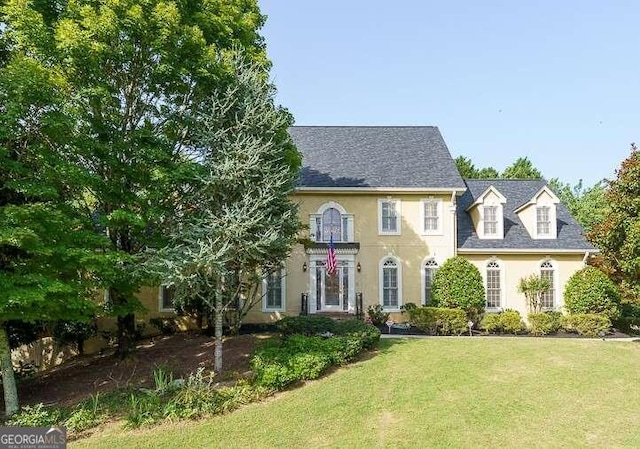 colonial inspired home featuring a front yard