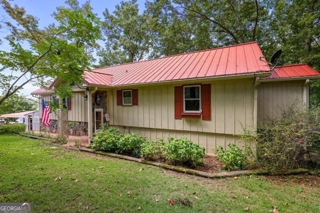 exterior space featuring a front lawn