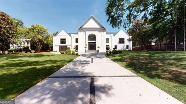 view of front of property featuring a front lawn