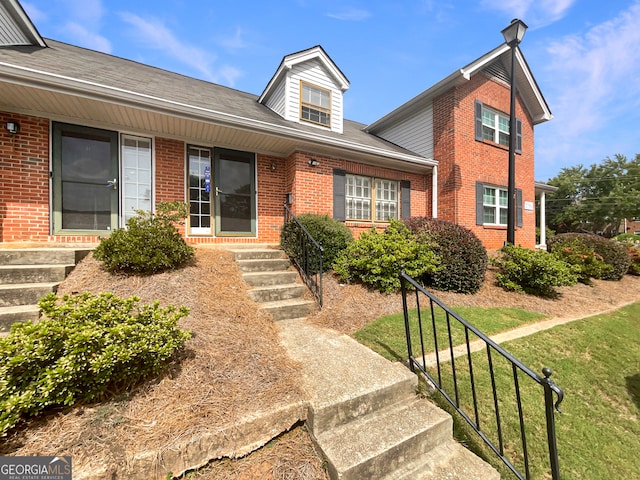 view of front facade featuring a front yard