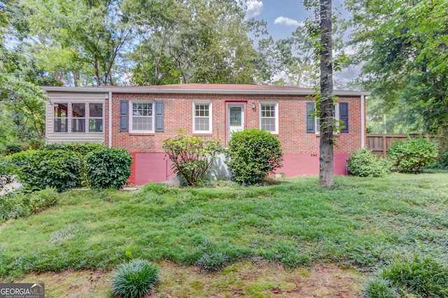 view of front facade featuring a front yard