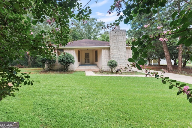 view of front of house with a front lawn