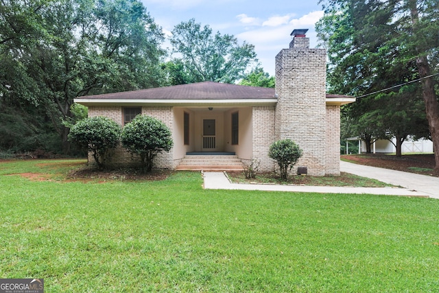 view of front of house with a front lawn