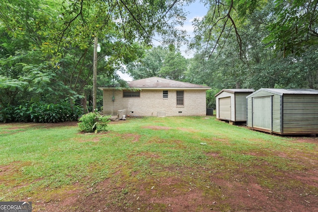 view of yard with a shed