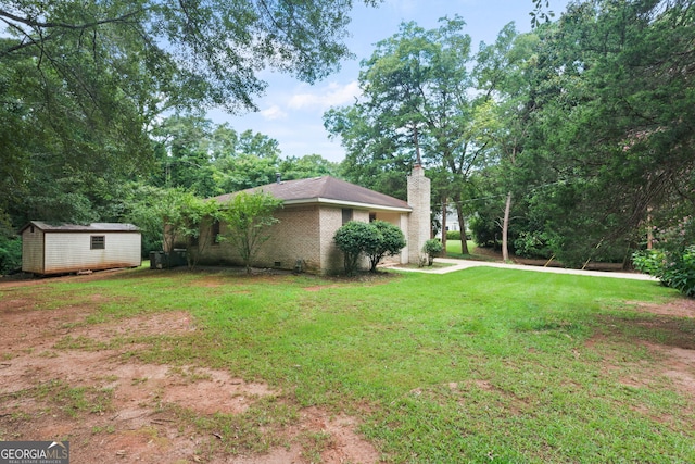 view of yard with a storage shed