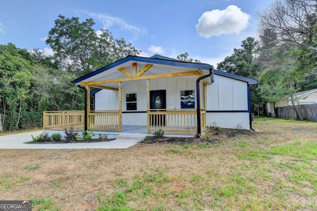 view of front facade featuring a porch and a front yard