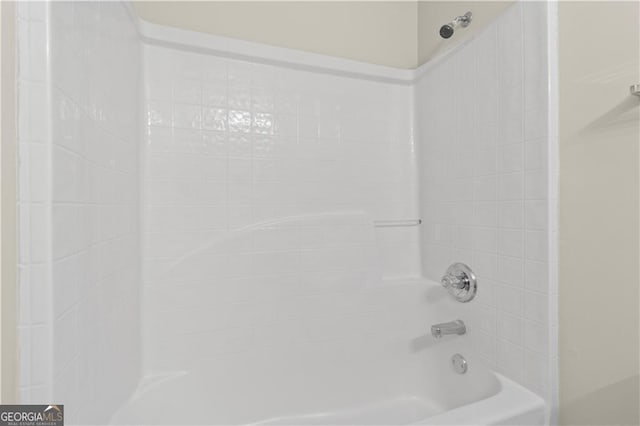 bathroom with tiled shower / bath combo