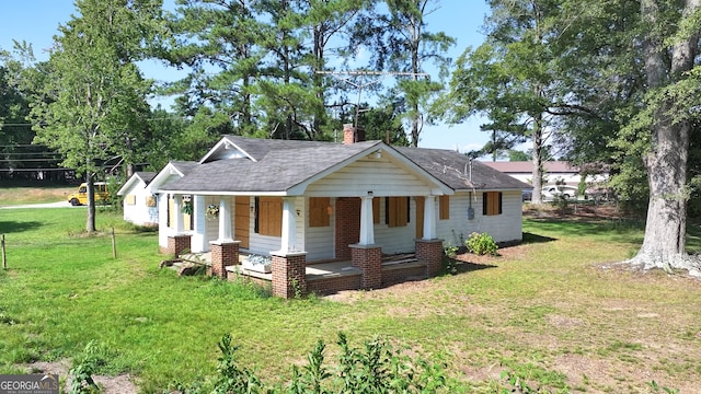 view of front facade featuring a porch and a front yard