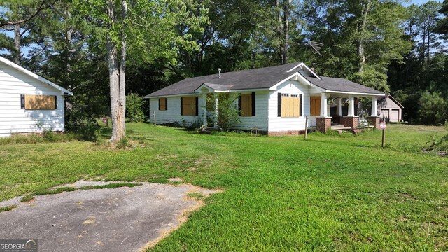 view of front of property with a front lawn