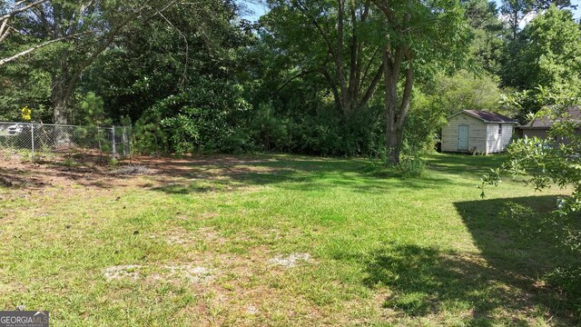 view of yard with a storage shed