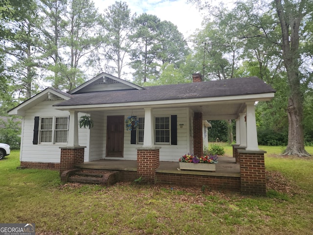 view of front facade featuring covered porch and a front yard