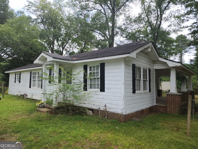 view of front facade with a front yard