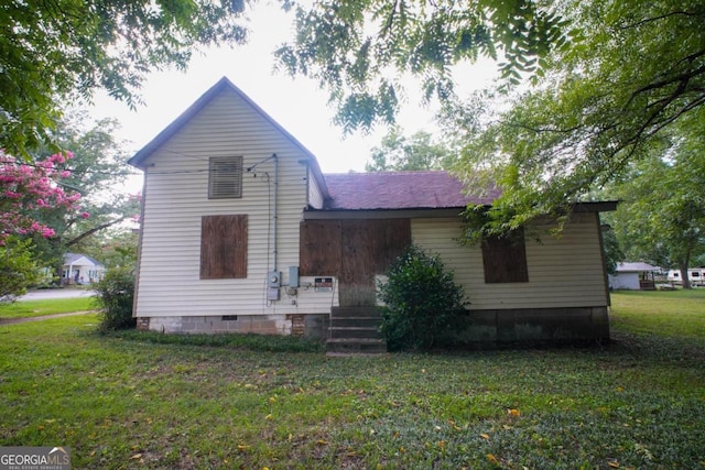 view of front facade with a front yard