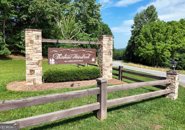 community sign featuring a yard