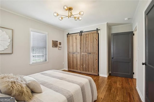 bedroom featuring hardwood / wood-style flooring, crown molding, a barn door, and multiple windows