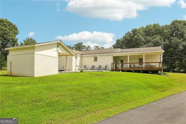 ranch-style house with a front lawn