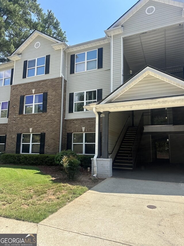 view of front of home with a front lawn